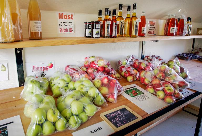 I gårdbutikken sælges der æbler og most